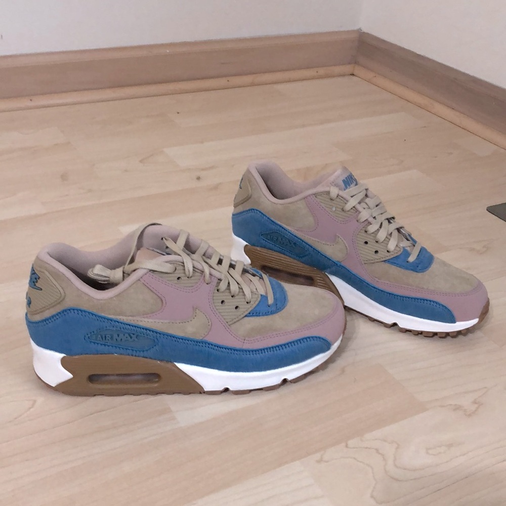 US- 7.5, UK- 5- Women’s Nike Air Max